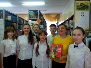 Ученики 6 "А" и заведующая библиотеки Молоканова О.Б.
